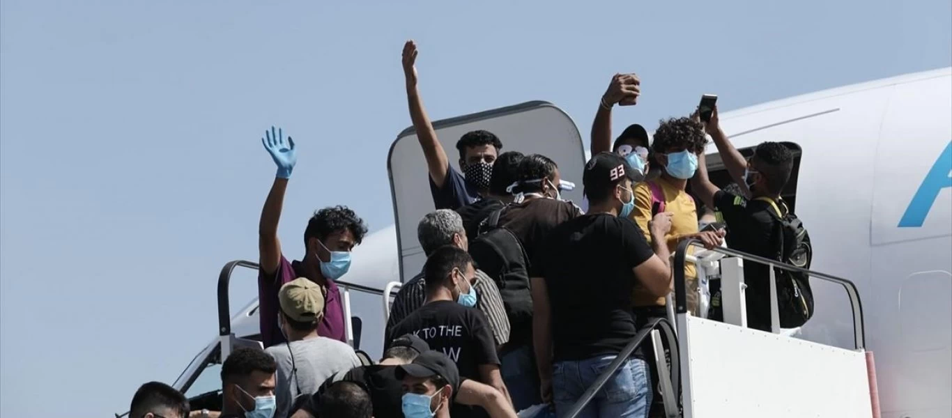 Επέστρεψαν στην πατρίδα τους 134 Ιρακινοί - Ν.Μηταράκης: «Η μεγαλύτερη επιστροφή που έχει κάνει ποτέ η Ελλάδα» (βίντεο)